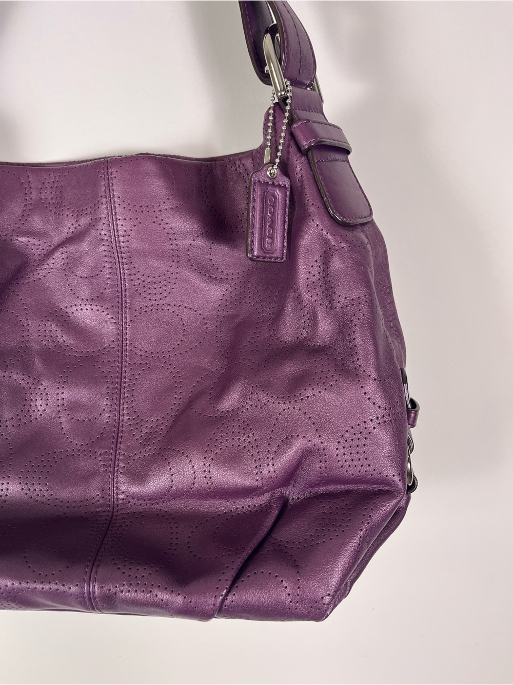 Coach Signature Perforated Plum Leather Shoulder Bag Hobo Logo Keychain - Picture 5 of 15